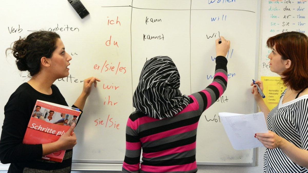 Německu nestačí kvůli uprchlíkům němčináři. Nabírá je po tisících