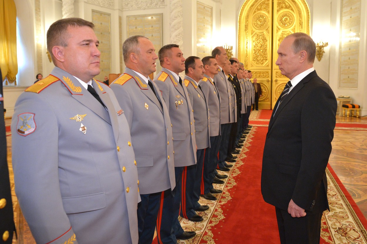 Co může za Putinovu zvláštní chůzi?