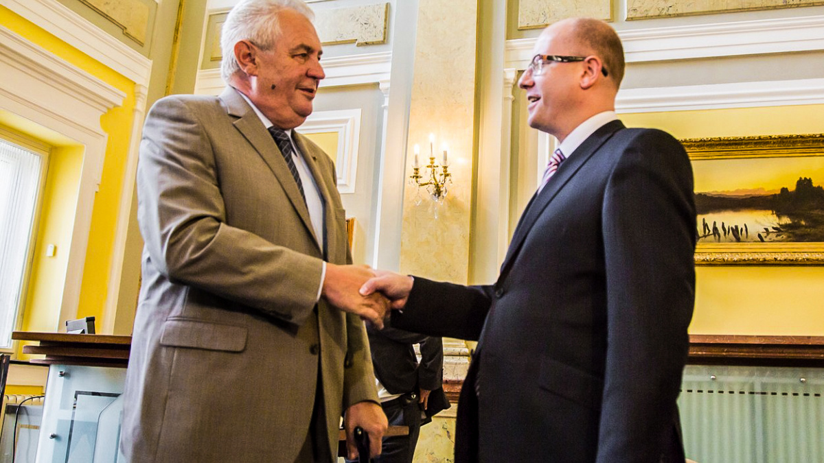 Dančí na smetaně, politika a děti: Zeman a Sobotka poobědvali v Lánech