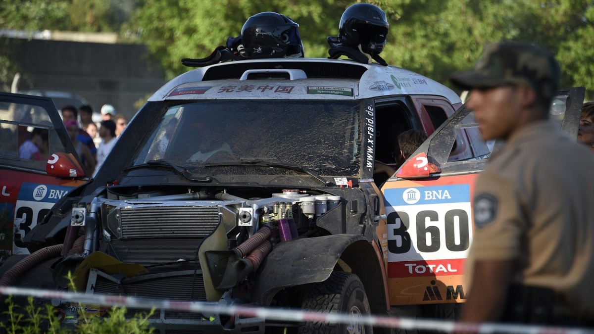 Prolog Rallye Dakar předčasně ukončila nehoda. Dva diváci jsou v kritickém stavu