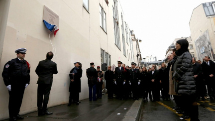 Oběti útoku na Charlie Hebdo mají pamětní desku. S chybou ve jméně