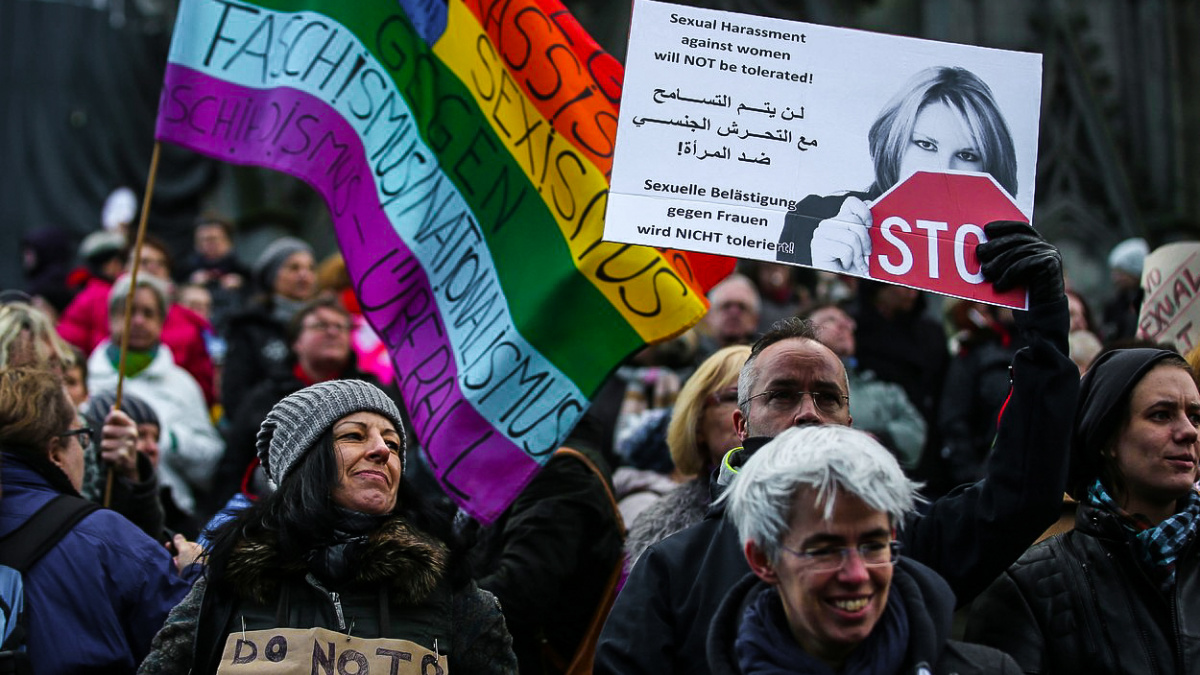 Kolín se bouřil po sexuálních útocích. Policii se přihlásilo už 379 obětí