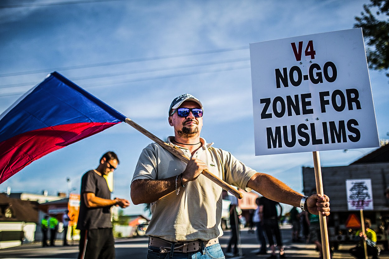 Komentář: Radostí z umlčení konvičkovců jde pražská kavárna sama proti sobě