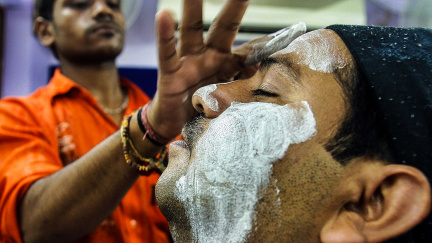 'Bílí berou vše'. Asiaté se snaží vypadat evropsky, aby našli práci