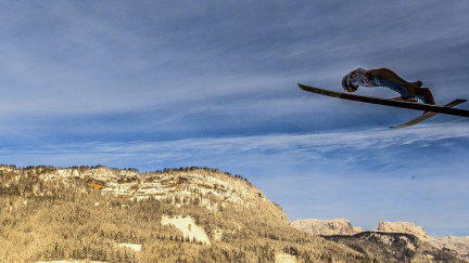 V polovině leteckého MS vede Gangnes. Čeští skokané zklamali