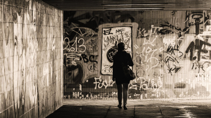 Virtuální přátelé nepomáhají. Třicátníky postihla 'epidemie osamění'