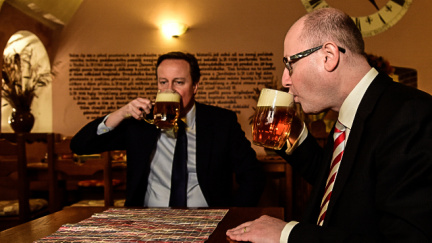 Cameron si dal v Praze pivo a slíbil pomoct s dodávkou L-159 do Iráku