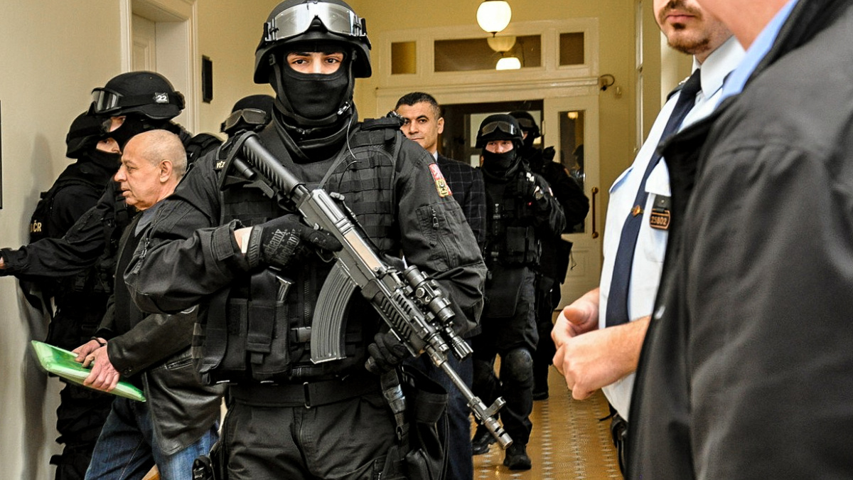 Vládní speciál vyzvedne Čechy z Libanonu. Agent Fajád zůstává na Pankráci