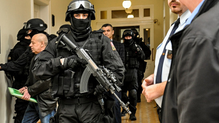 Aktualizováno: Vládní speciál vyzvedne Čechy z Libanonu. Agent Fajád zůstává na Pankráci