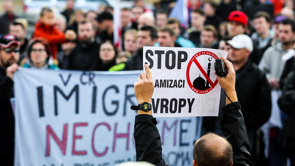 Islám je zlo a české vlajky: V Praze i jinde se protestovalo proti uprchlíkům