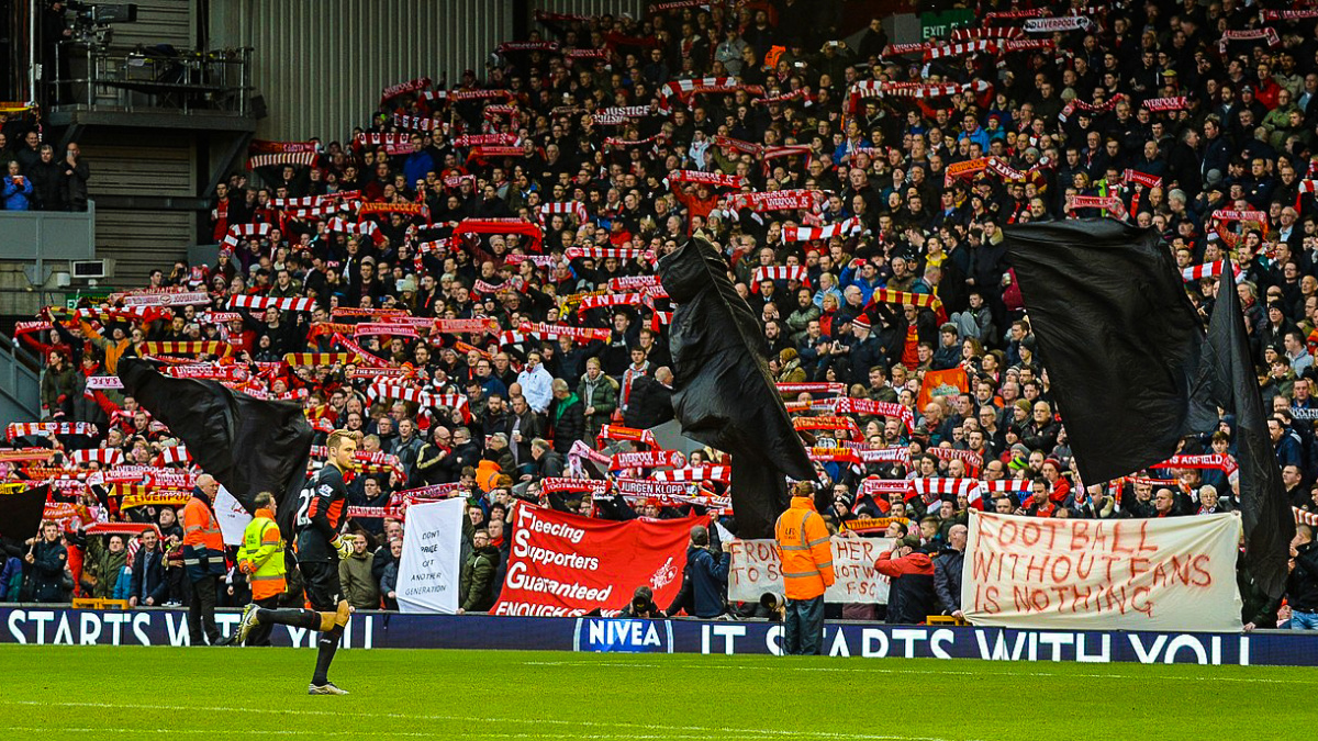 Tři tisíce za lístek? Vy nenažraní parchanti, bouří se fanoušci Liverpoolu