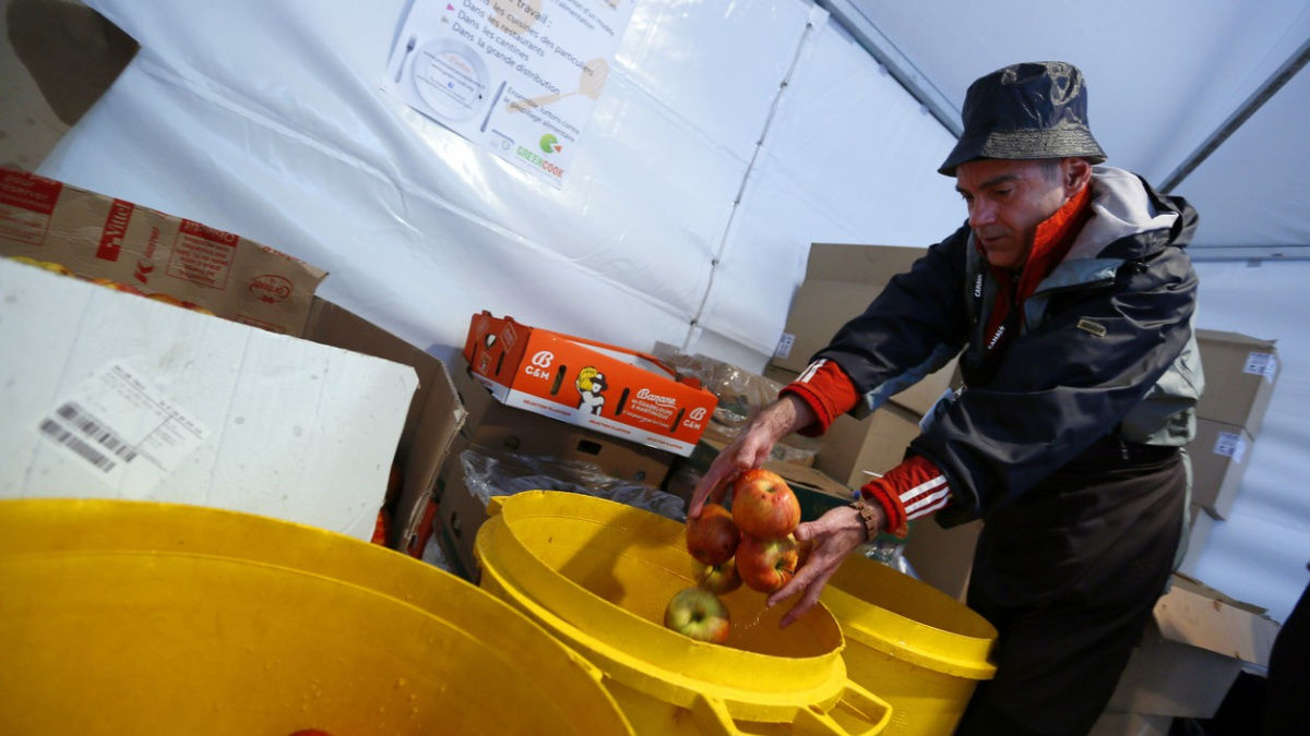 Francie zakázala supermarketům plýtvat jídlem, musí ho dát charitě