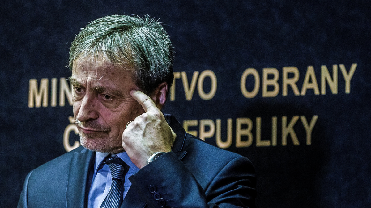 Upovídaný Stropnický by měl zvážit rezignaci, zní i z vlády. Babiš za ním stojí