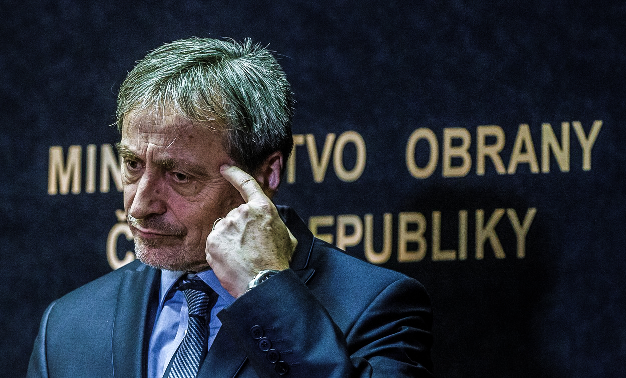 Upovídaný Stropnický by měl zvážit rezignaci, zní i z vlády. Babiš za ním stojí