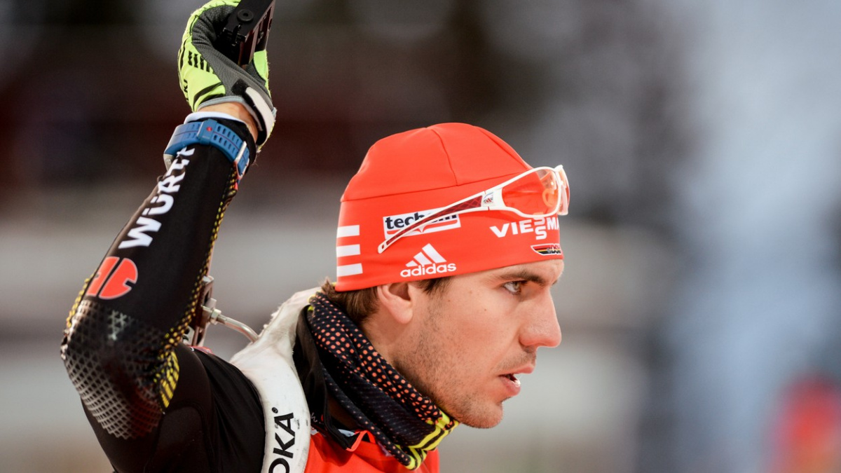 Biatlonista Peiffer skončil po hrůzostrašném pádu ve stíhačce v nemocnici