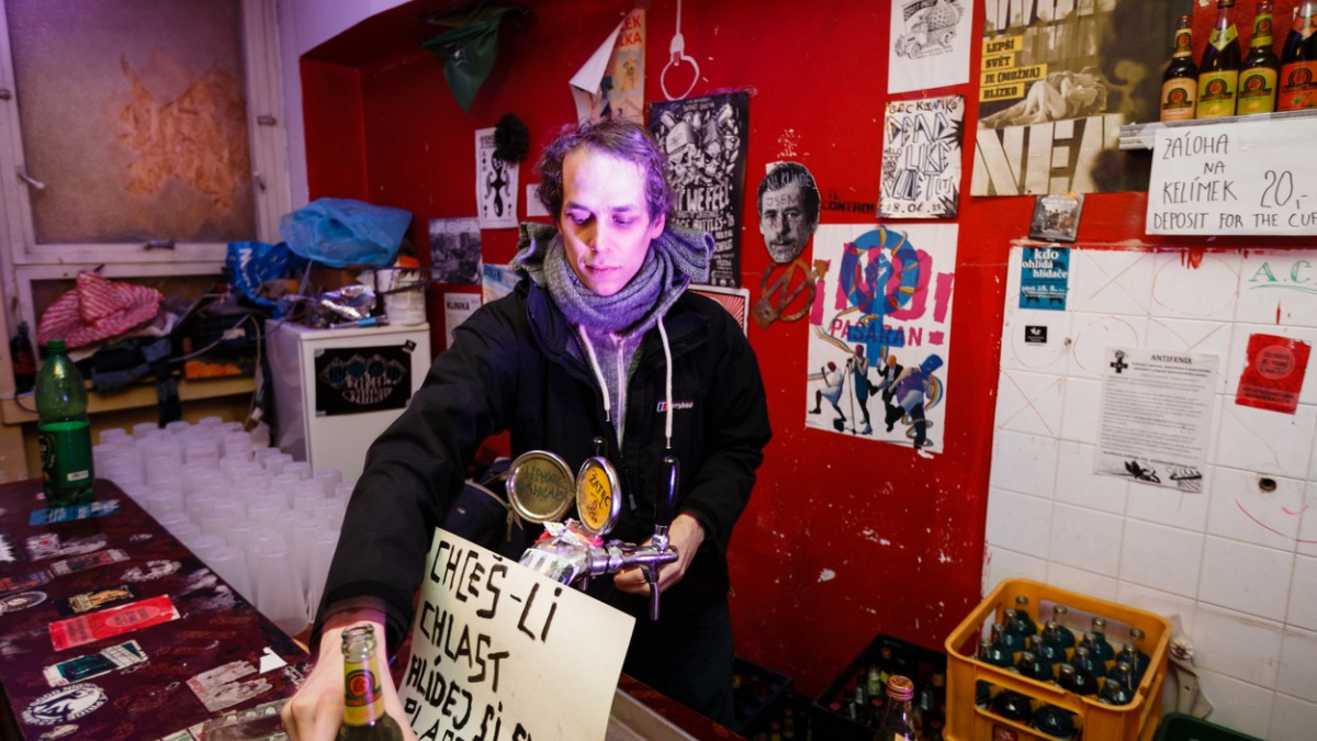 Aktivisté musí opustit Kliniku. Úřad jim nemůže prodloužit smlouvu