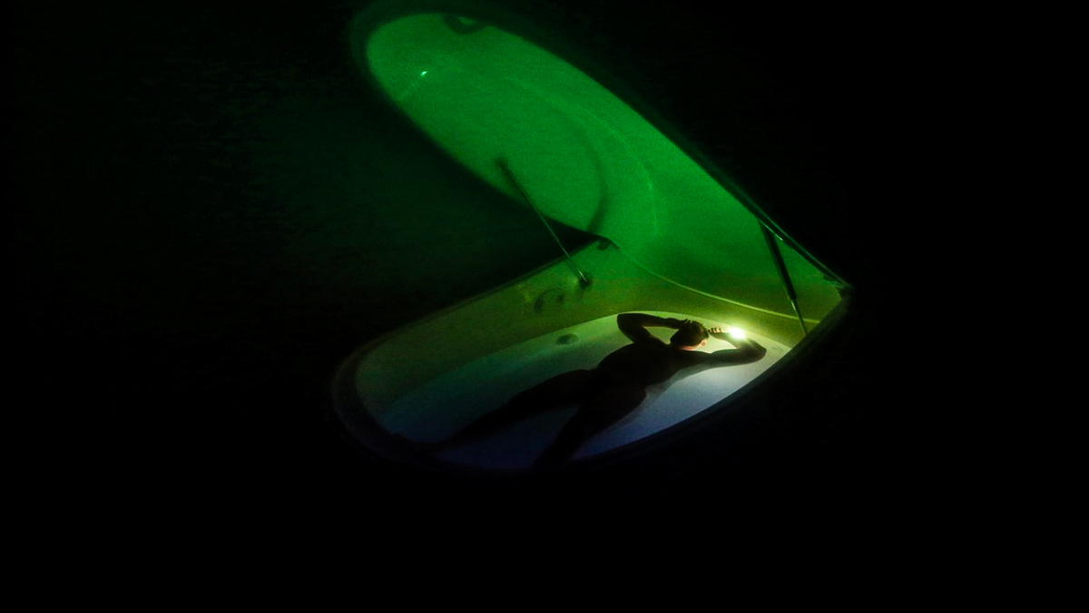 Útěk před realitou do temných nádrží s vodou