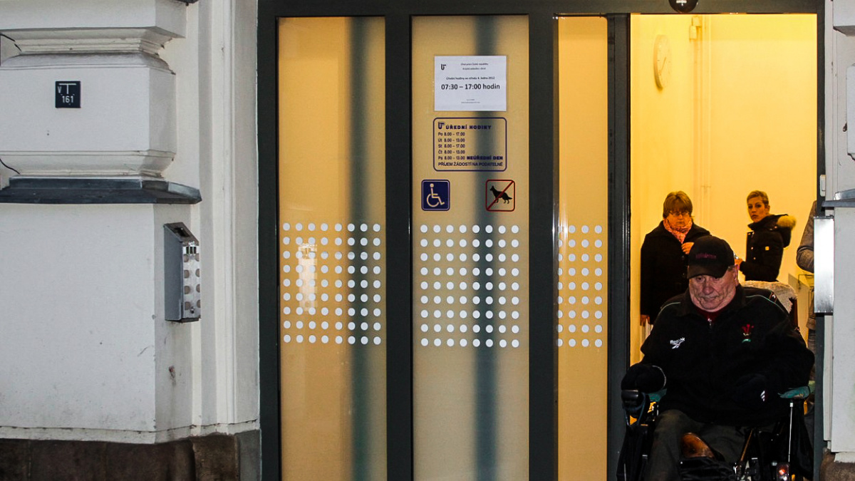 Ombudsmanka žádá po ÚS zrušení nařízení o nižší mzdě invalidů