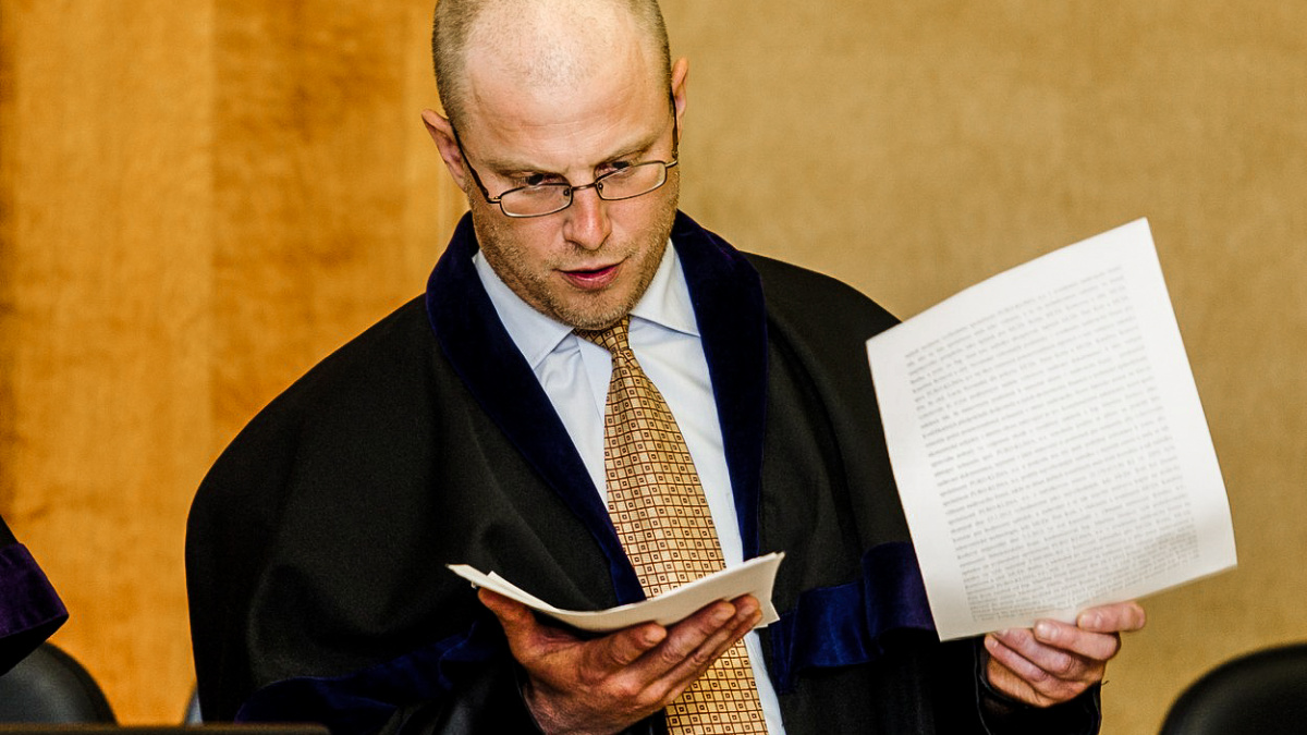 Rath narazil. Soudce Pacovský se mu omlouvat nemusí