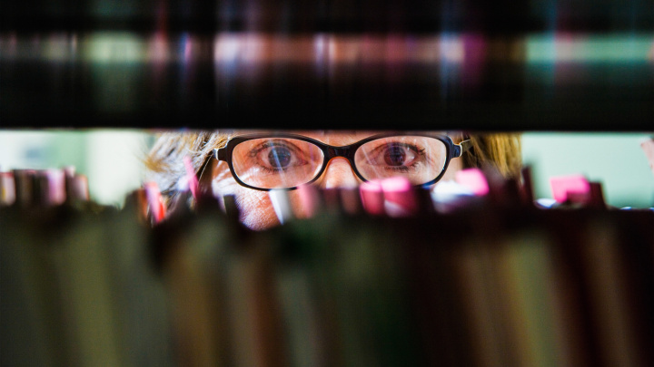 Krade odborné studie, aby k nim mohli studenti. Říkají jí vědecký Robin Hood