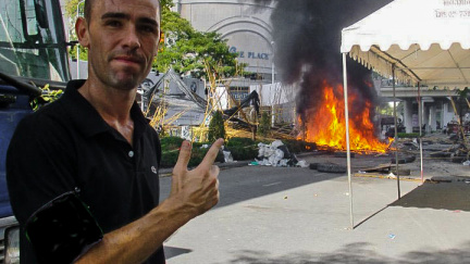 Adrenalinová turistika: Muž posedlý nebezpečím cestuje po válečných oblastech