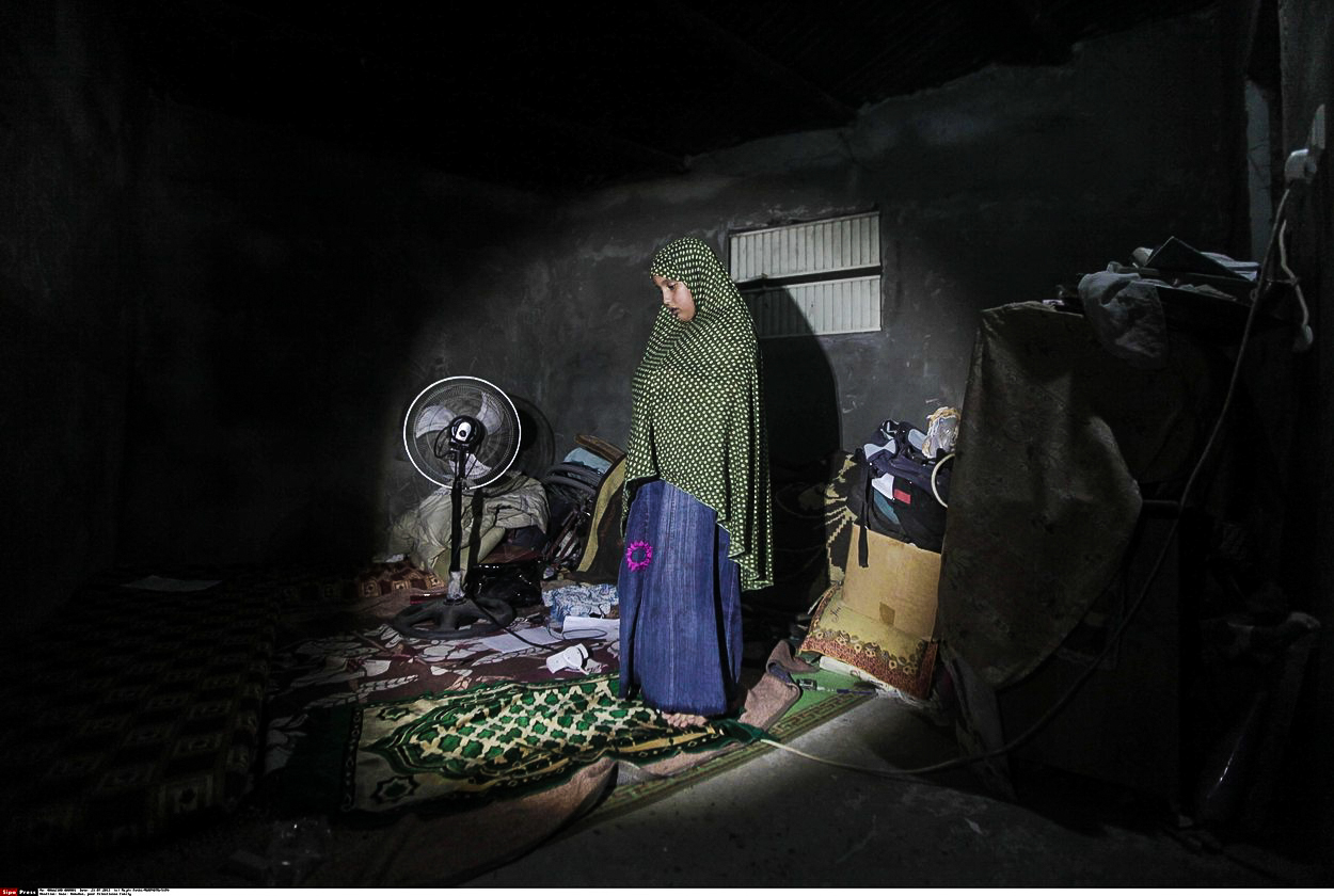 Palestinci nosí obnošené věci po Izraelcích. A vůbec jim to nevadí