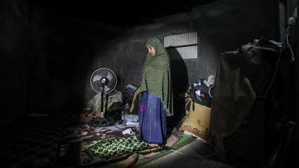 Palestinci nosí obnošené věci po Izraelcích. A vůbec jim to nevadí