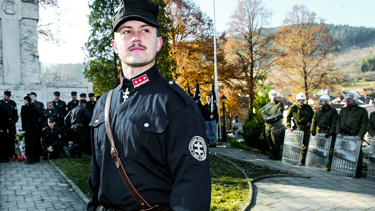 Ficova výhra má pachuť porážky. Neonacisté naopak slaví