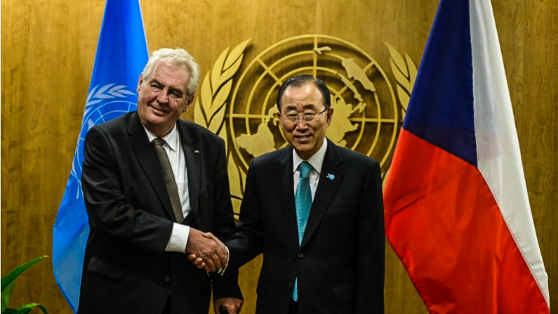 Tři roky prezidenta Zemana: Oč méně je zván z ciziny, o to více jezdí po českých krajích