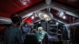 Asadova armáda nás bombarduje, IS unáší naše doktory, ale nevzdáme to, hlásí lékaři