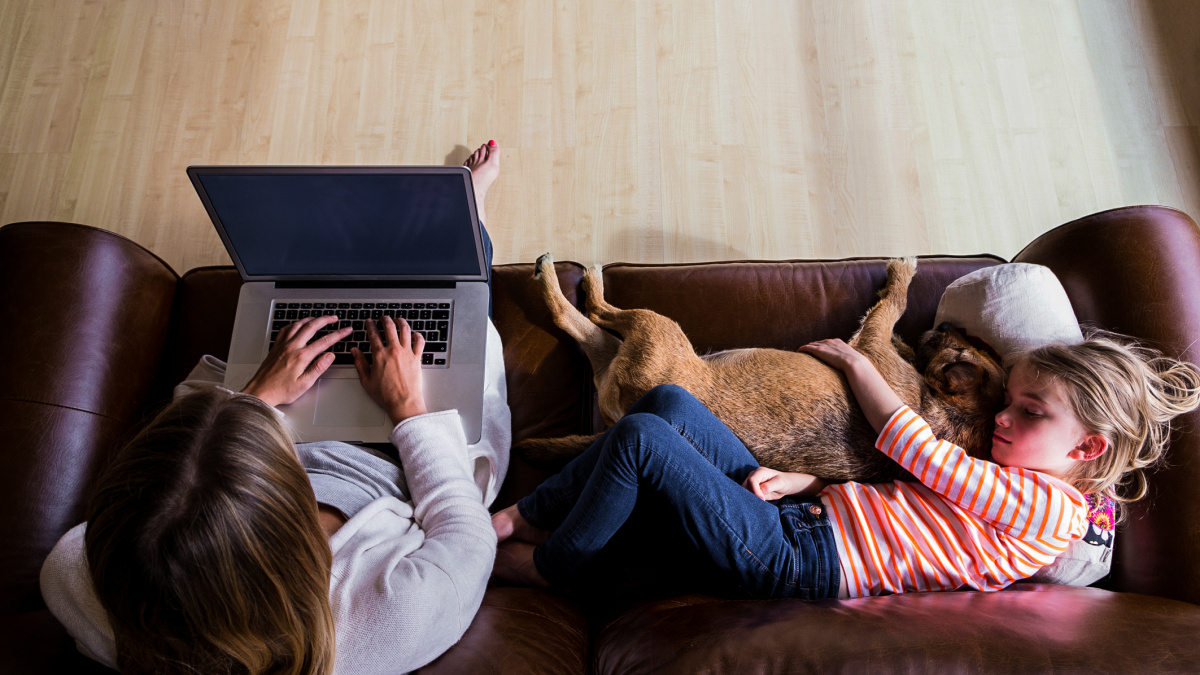Vláda chce sešněrovat práci z domova. Doplatí na to hlavně matky s malými dětmi
