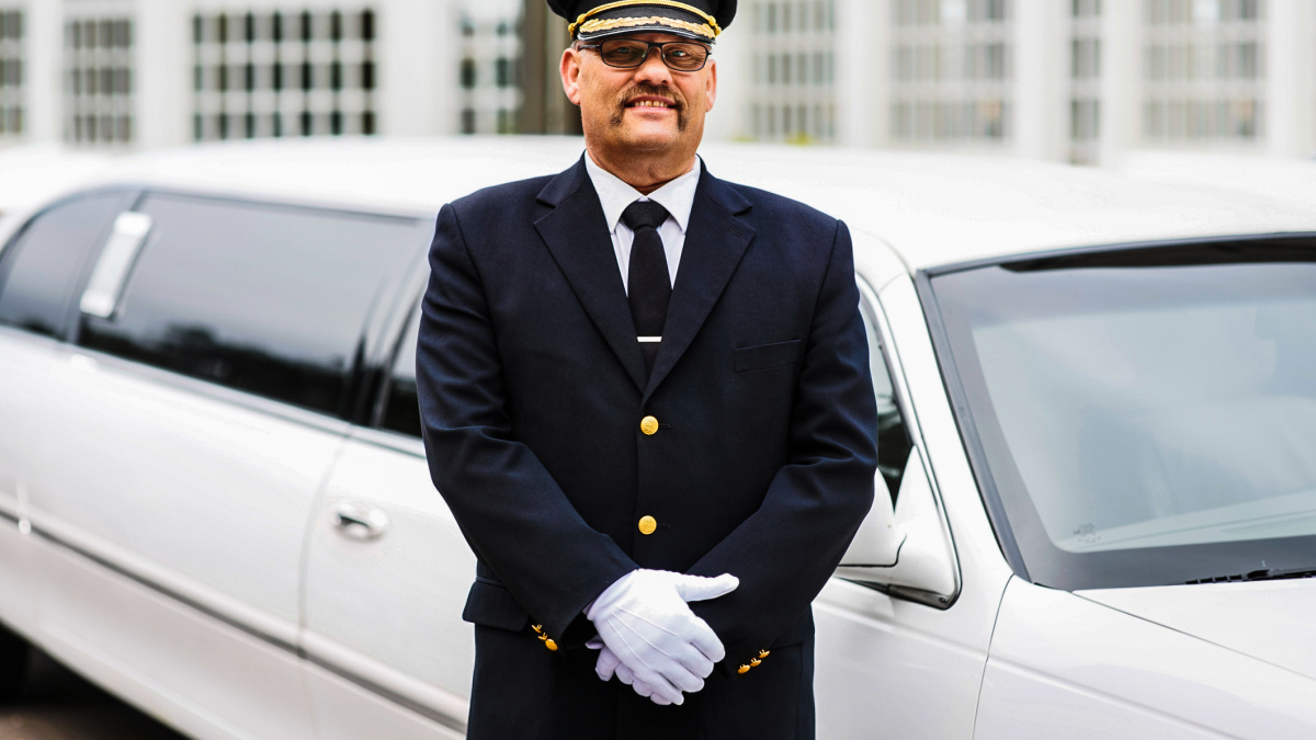 Europoslanci nutně potřebují limuzíny s řidiči v livrejích. Na váš účet