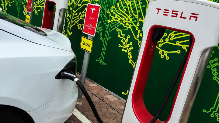 Tichá revoluce: Další ropnou krizi způsobí auta do zásuvky