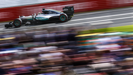 Kvalifikace v 'novém' nenadchla. Hamilton získal padesáté pole position
