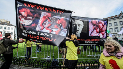 Žena jako stroj povinný rodit: Polské 'vražedkyně' musí na potraty na Slovensko