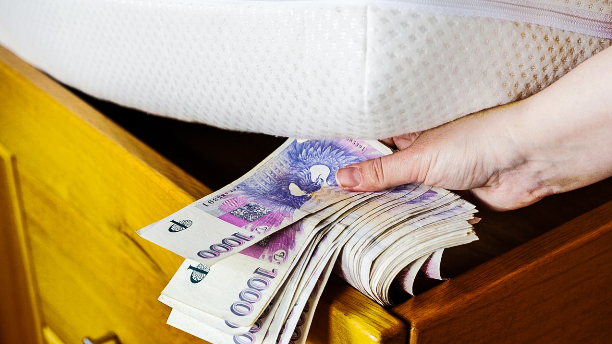 Kam s penězi: Do banky, slamníku, anebo do akcií?