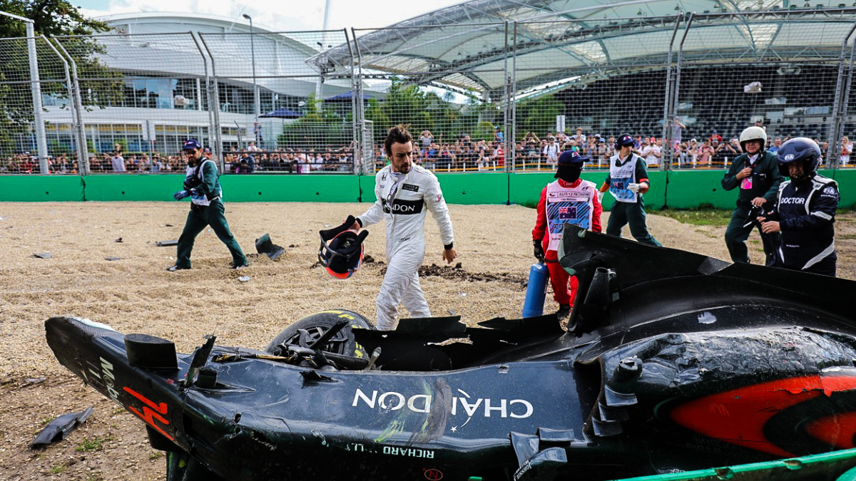 Mercedes slaví další double, výsledky však ovlivnila ošklivá nehoda Alonsa