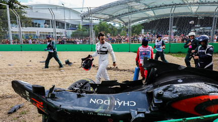 Mercedes slaví další double, výsledky však ovlivnila ošklivá nehoda Alonsa