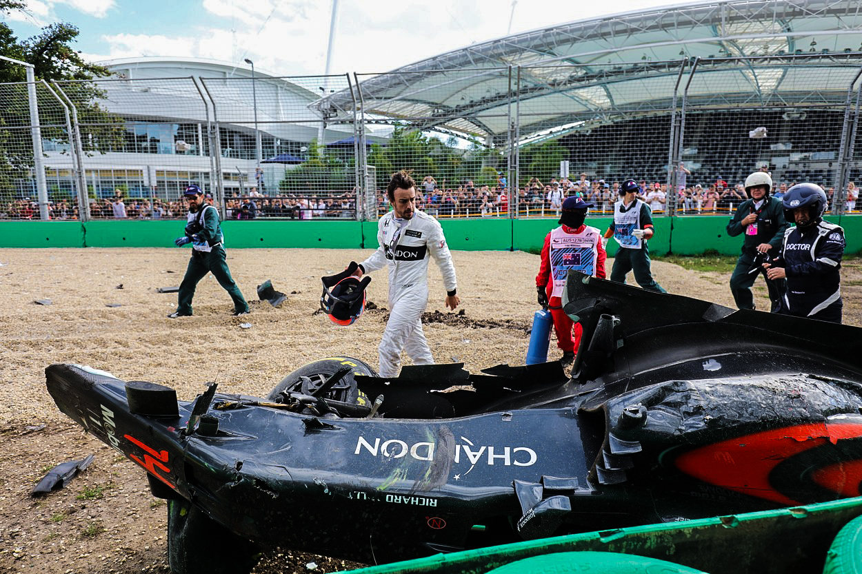 Mercedes slaví další double, výsledky však ovlivnila ošklivá nehoda Alonsa