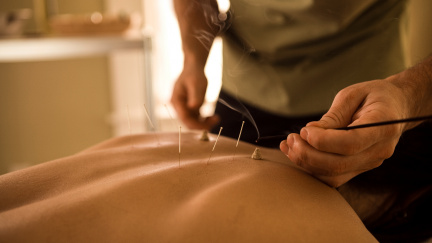 Tradiční čínská medicína se snaží zahnízdit v Česku. Táhne ji sem kapitál z Pekingu