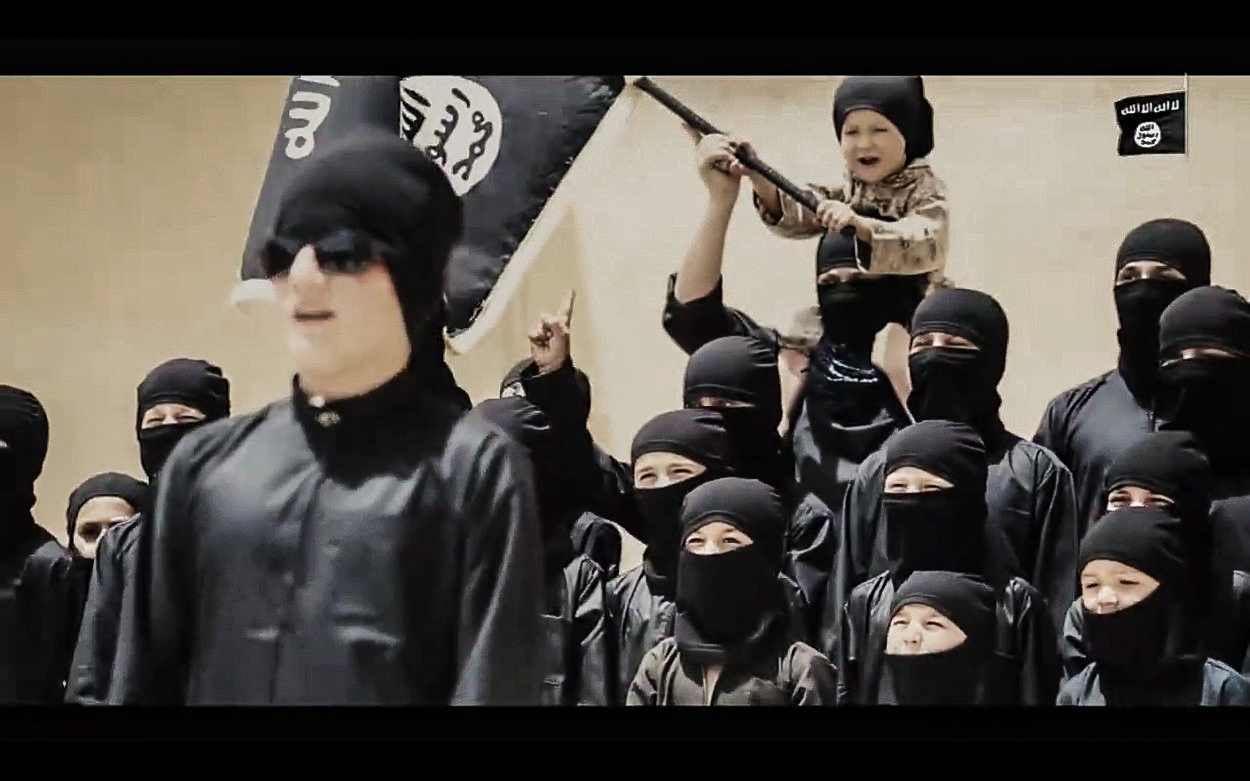 Výuka džihádu už od školky. Islámský stát používá nacistické výchovné metody