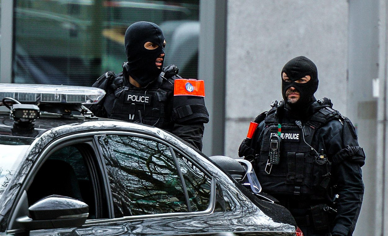 Hon na teroristy: Policie pátrá po podezřelých z útoků