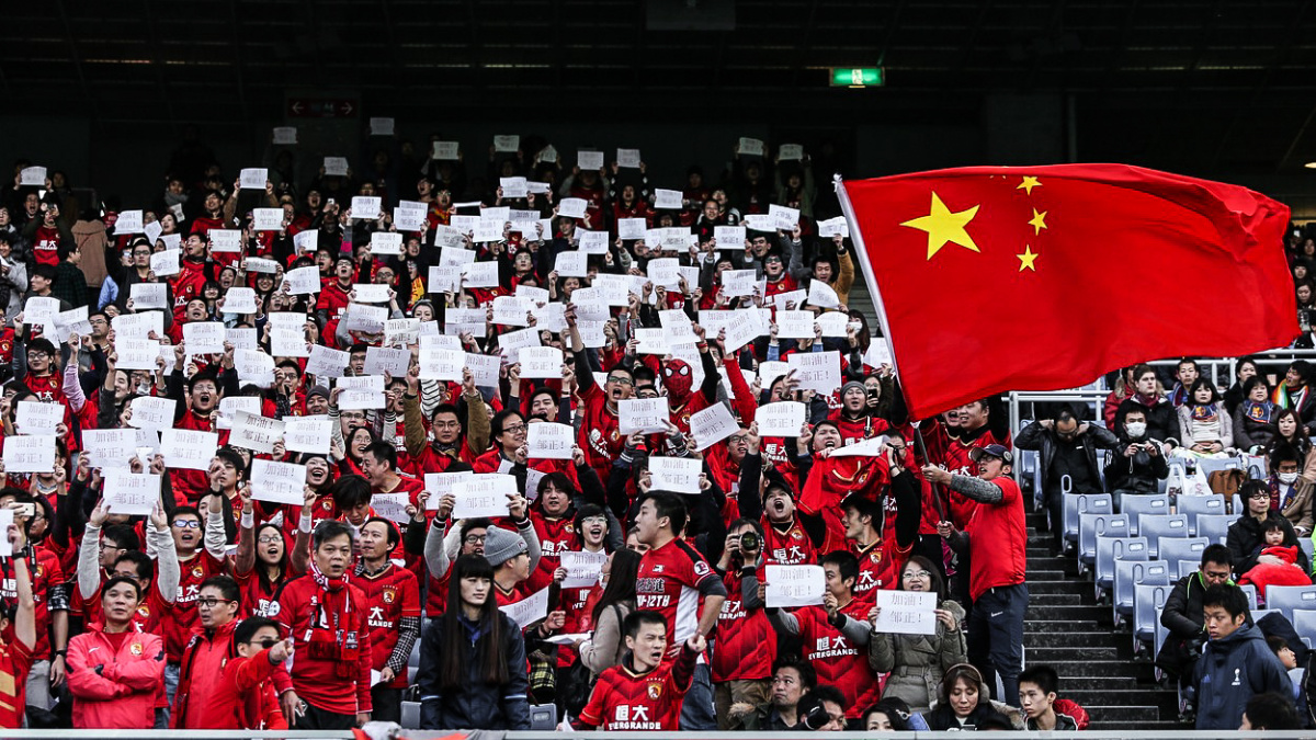 Fotbal se barví do ruda: Finanční krizi FIFA budou řešit čínské peníze