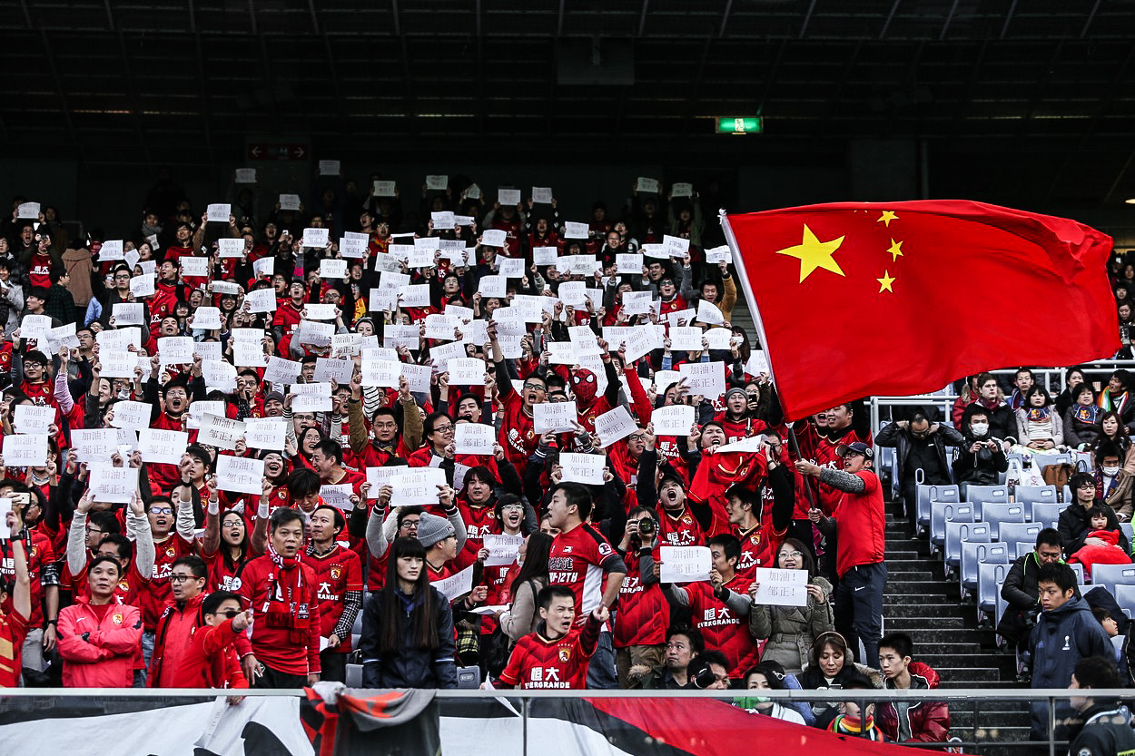 Fotbal se barví do ruda: Finanční krizi FIFA budou řešit čínské peníze