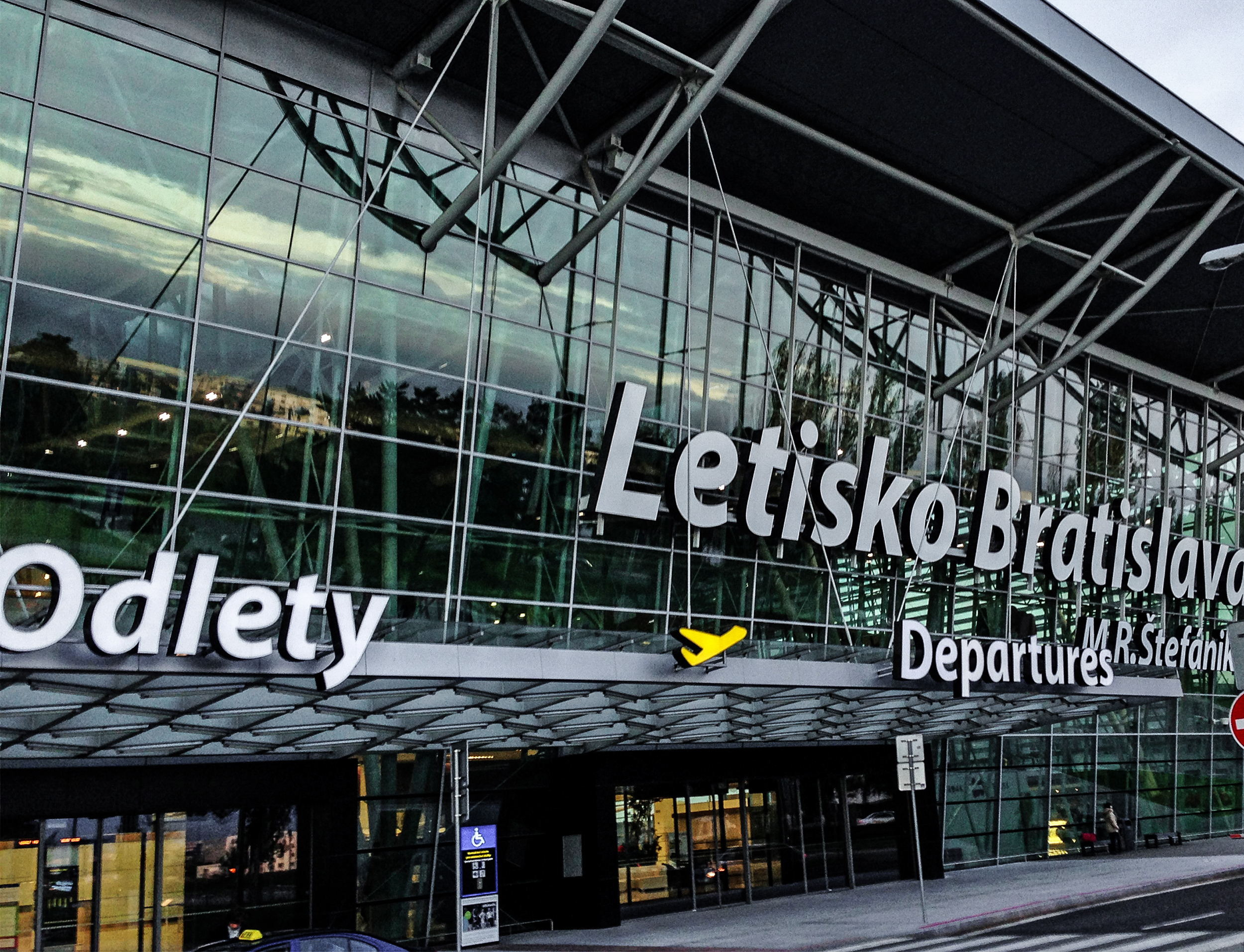 Na bratislavském letišti kontrolují lidi ještě před vstupem do haly