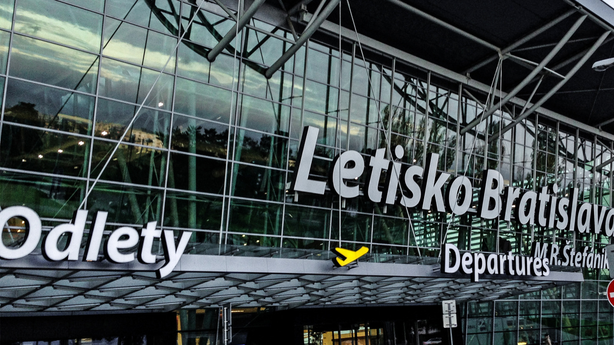 Na bratislavském letišti kontrolují lidi ještě před vstupem do haly