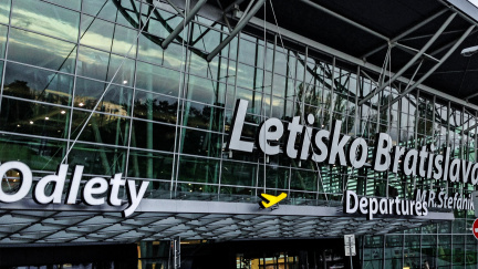 Na bratislavském letišti kontrolují lidi ještě před vstupem do haly