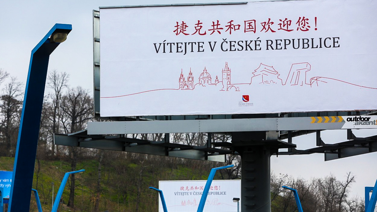 Vítání čínského prezidenta: Na billboardech je jiná verze pro Číňany, jiná pro Čechy