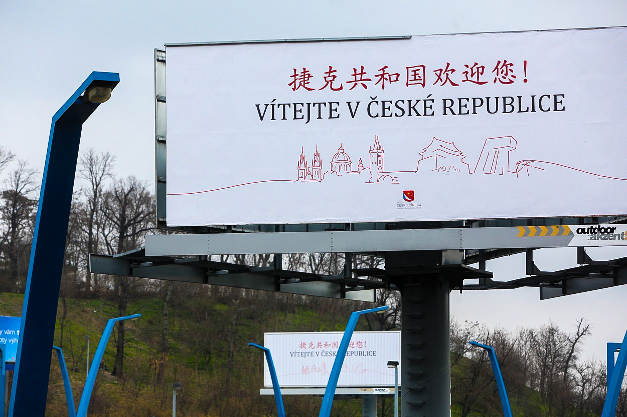 Vítání čínského prezidenta: Na billboardech je jiná verze pro Číňany, jiná pro Čechy