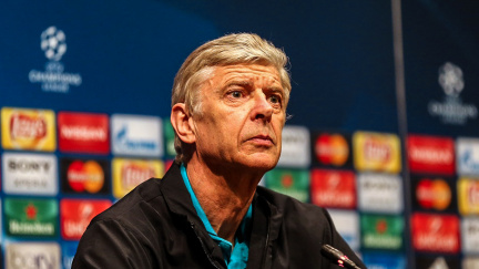 Žádné sbohem. Wenger nevyslyšel nářky fanoušků a Arsenal povede i příští sezonu